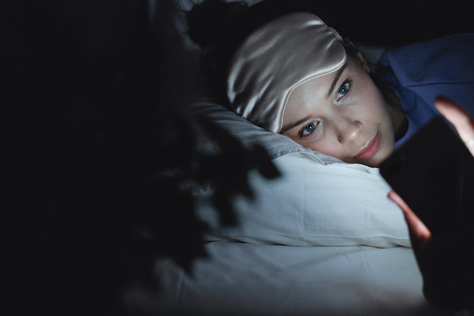 Een rustige slaapkamer met een comfortabel bed en sfeervolle verlichting voor een betere nachtrust.