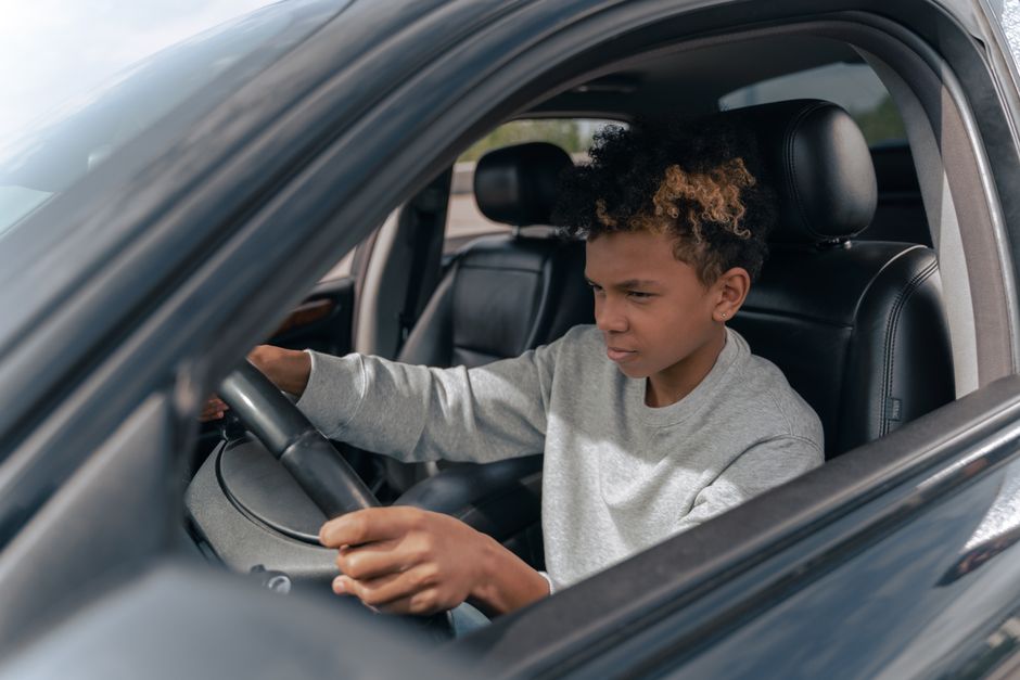 Een student in Helmond die rijles krijgt van een instructeur in een auto.