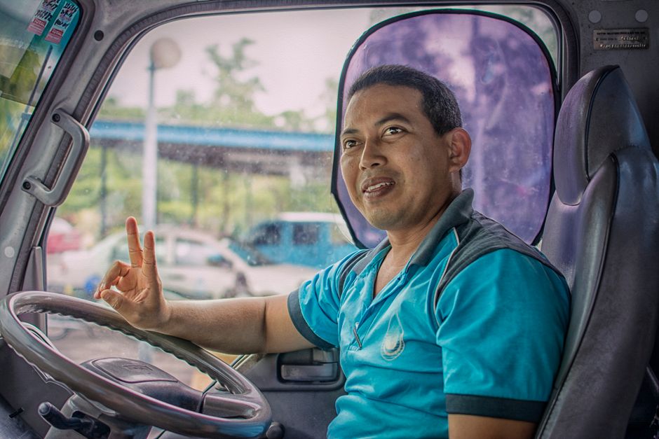 Een buschauffeur in actie, die passagiers vervoert in een moderne bus, symboliseert de AllRoad opleiding.