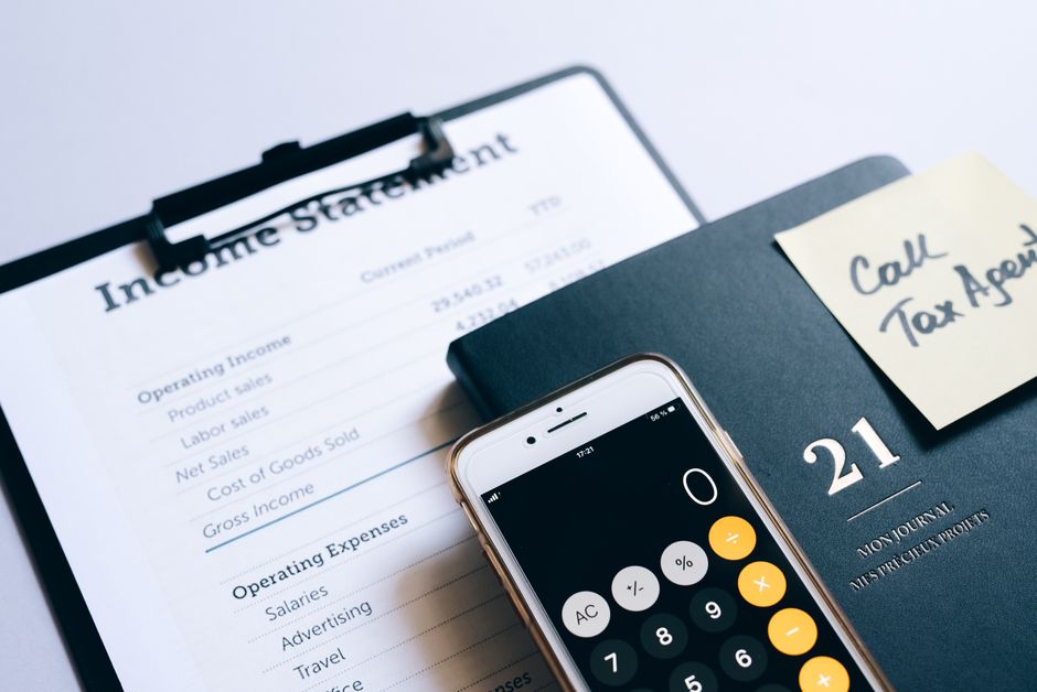 Een ondernemer die een slim zakelijke rekening opent met behulp van moderne technologie en handige functies voor financieel beheer.